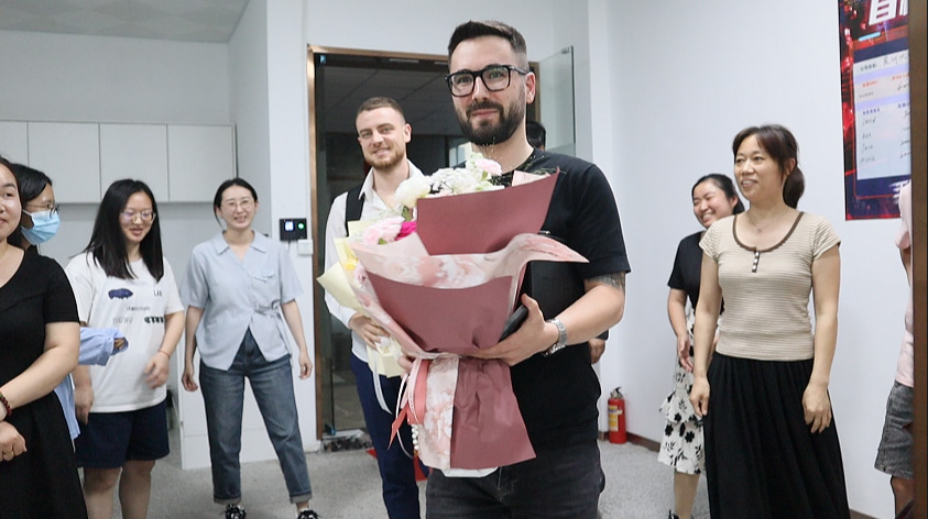 Warmly welcome customers to visit our company